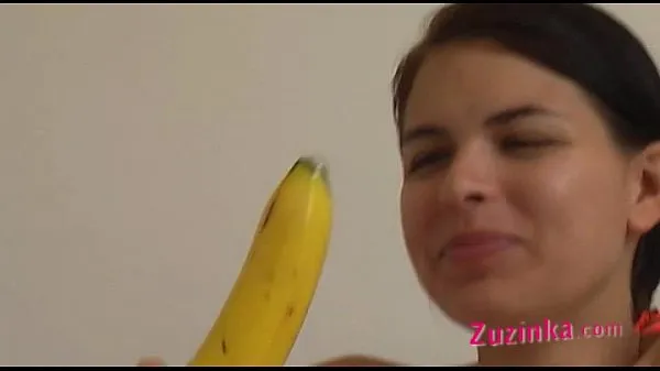 热How-to: Young brunette girl teaches using a banana热视频