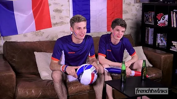 Zwei Twinks unterstützen die französische Fußballmannschaft auf ihre Weise