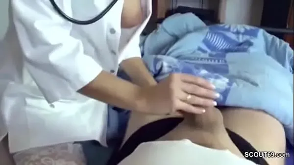 Kuumia Nurse jerks off her patient lämmintä videota