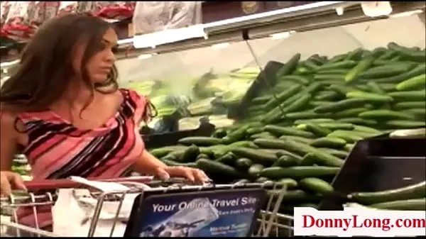 Донни Лонг привлекает внимание сисястой шлюхи-жены-мамы в продуктовом магазине