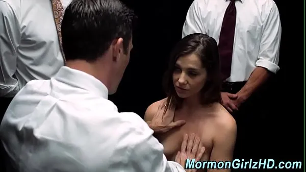 Jeune mormone gangbanged