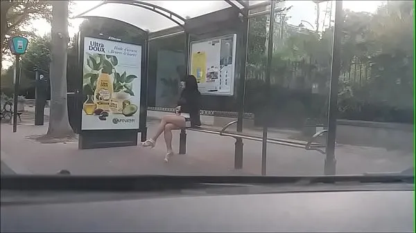 Hotte bitch at a bus stop varme videoer