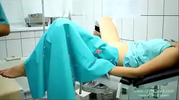 Hotte beautiful girl on a gynecological chair (33 varme videoer