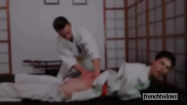 Dos jóvenes judokas Enzo Lemercier y Timy Detours follando sobre el tatami