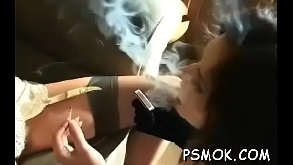 गर्म Smoking scene with busty honey गर्म वीडियो