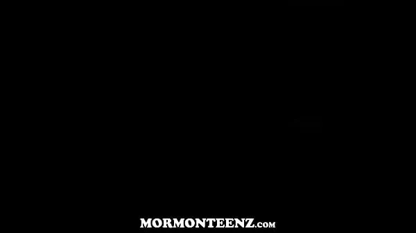 Linda joven Mormón Teen con tetas pequeñas es follada por su compañero de habitación con una correa a orgasmos múltiples