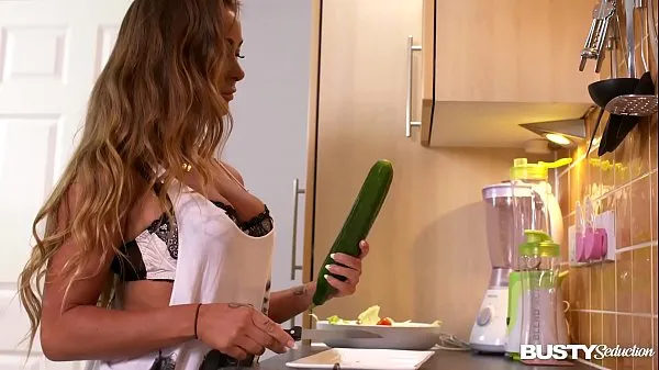 Hot Busty seduction in kitchen makes Amanda Rendall fill her pink with veggies warm Videos