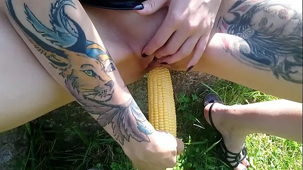 Hot Lucy Ravenblood fucking pussy with corn in public varme videoer