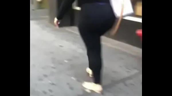 Hot Sexy culona walking down the street I record her, there is the second half I tap her firm and hard buttocks warm Videos