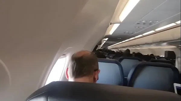 在飛機上吮吸陰莖
