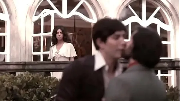 Hotte Christian Chaves and Emilio Cuaik Gay Kiss from TV show La Casa De Las Flores varme videoer