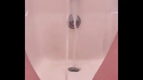 18 yo pissing fountain in the bath Video hangat yang panas