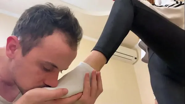 热Bratty Girl Makes a Slave Sniff Her Sweaty Socks and Puts Them in His Mouth (Preview热视频