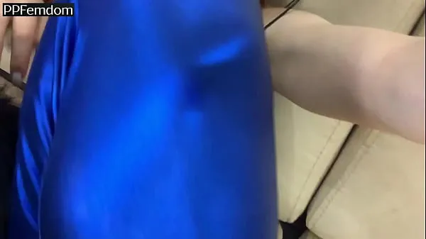 Горячие Настоящее женское доминирование, поклонение киске в синих леггинсах в любительском видео теплые видео