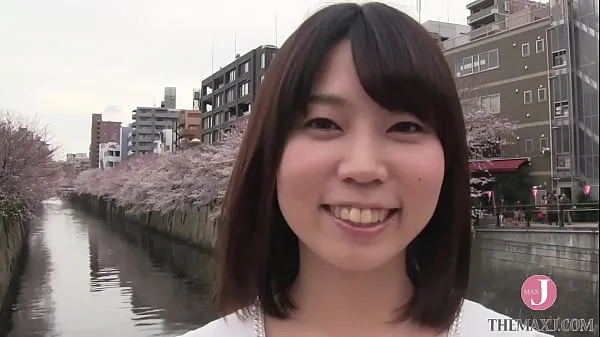 Ragazza giapponese sorridente in biancheria intima bianca si diverte a farsi leccare e sditalinare la figa