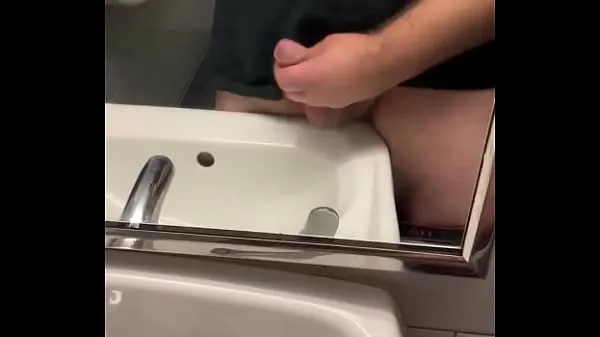 Aburrido en un baño público