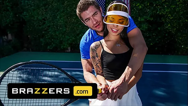 Menő Xander Corvus) Massages (Gina Valentinas) Foot To Ease Her Pain They End Up Fucking - Brazzers meleg videók