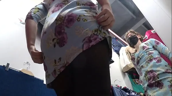 Eine versteckte Kamera in einer Umkleidekabine beobachtet ein Mädchen mit einem wunderschönen Arsch und schönen Beinen in Strumpfhosen. Dann späht ein Voyeur in einem öffentlichen Laden unter ihren Rock. Amateur Fußfetisch