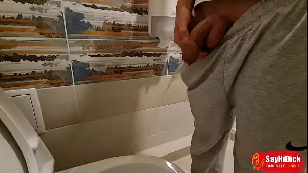 Vroči Guy films him peeing in the toilet topli videoposnetki