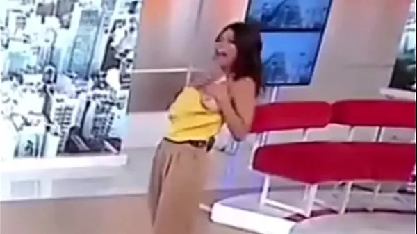 София Хухуй Хименес попала в аварию со своей рубашкой по телевизору и показывает свои соски