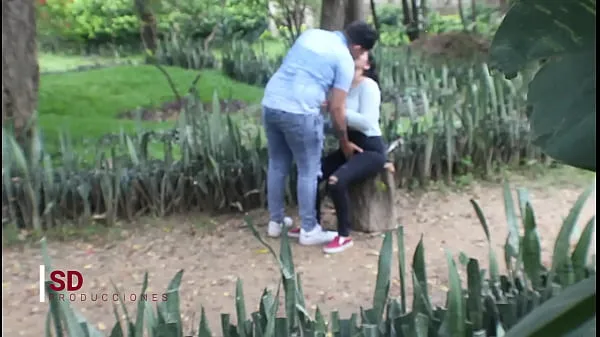 Horúce SPYING ON A COUPLE IN THE PUBLIC PARK teplé videá