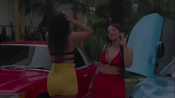 Hete Lesbians sit on top of luxury cars GGMansion warme video's