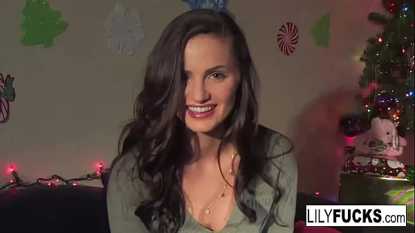 Videos calientes Lily nos cuenta sus cachondos deseos navideños antes de satisfacerse en ambos agujeros cálidos