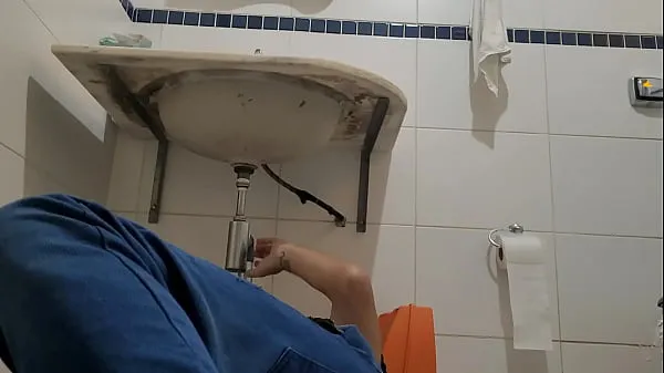 Vroči I answered the plumber in a dress just to see if I had his dick topli videoposnetki