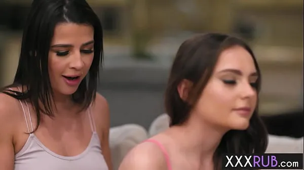 Sexy Lesbe mit großem Hintern benutzt eine heiße junge Frau und leckt ihre Muschi, bevor sie sie fingert