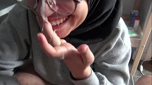 Vroči A Muslim girl is disturbed when she sees her teachers big French cock topli videoposnetki