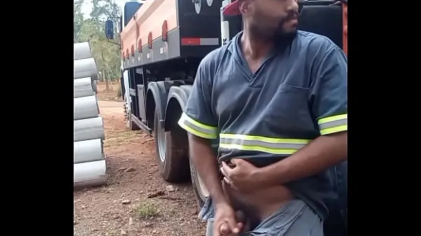 热Worker Masturbating on Construction Site Hidden Behind the Company Truck热视频